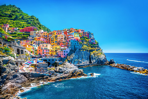 Schönes buntes Stadtbild auf den Bergen über dem Mittelmeer, Europa, Cinque Terre, traditionelle italienische Architektur